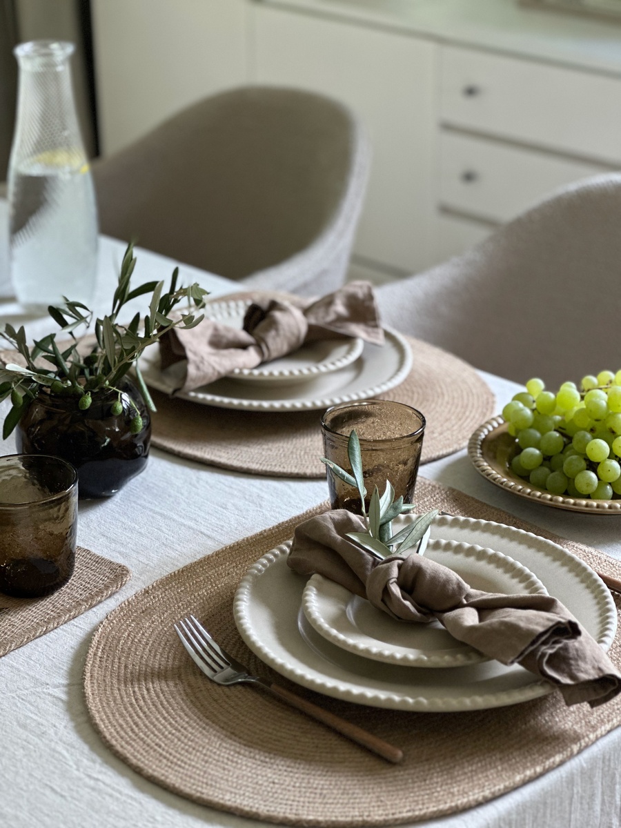 Sanfter Minimalismus. Wohnen am Waldrand mit klaren Linien, warmen Farben und natürlichen Materialien