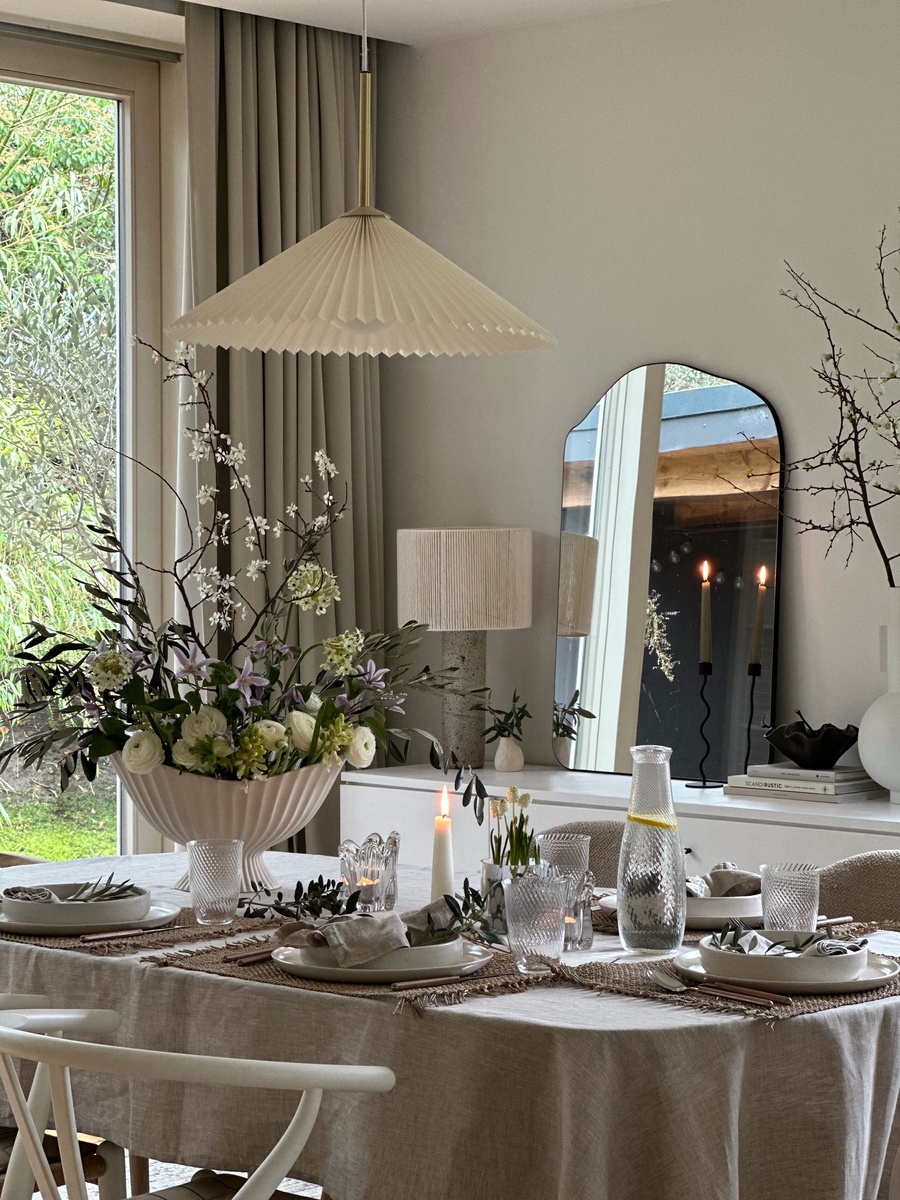 Sanfter Minimalismus. Wohnen am Waldrand mit klaren Linien, warmen Farben und natürlichen Materialien