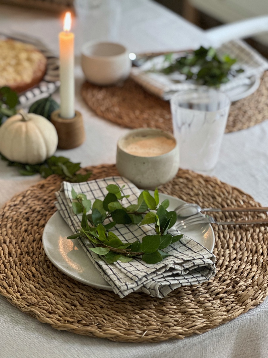 Sanfter Minimalismus. Wohnen am Waldrand mit klaren Linien, warmen Farben und natürlichen Materialien