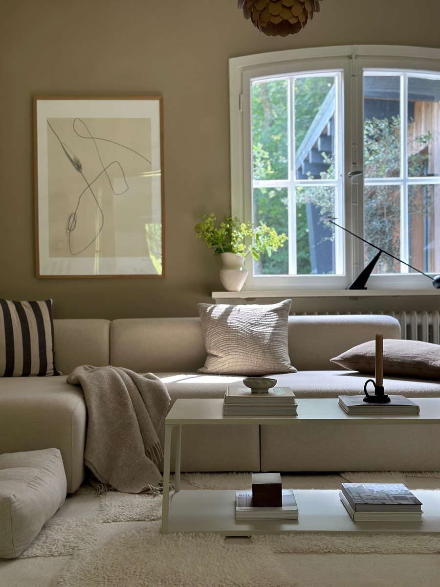 Sanfter Minimalismus. Wohnen am Waldrand mit klaren Linien, warmen Farben und natürlichen Materialien